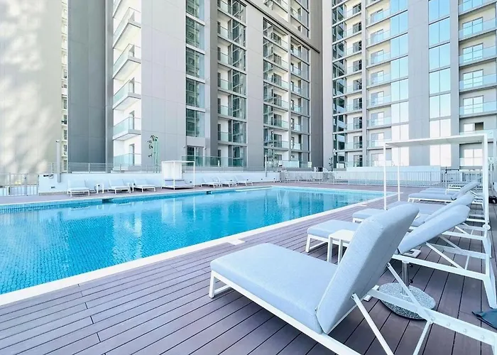Private Room Of A Residential Tower For 1 Lady Pool & Downtown View & Parking