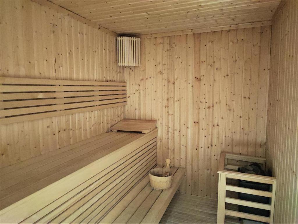 Homestay Private Room Of A Residential Tower For 1 Lady Pool & Downtown View & Parking