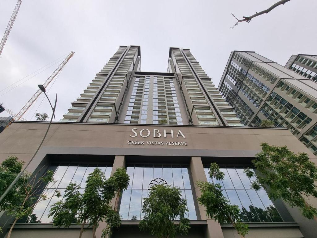 Homestay Private Room Of A Residential Tower For 1 Lady Pool & Downtown View & Parking *