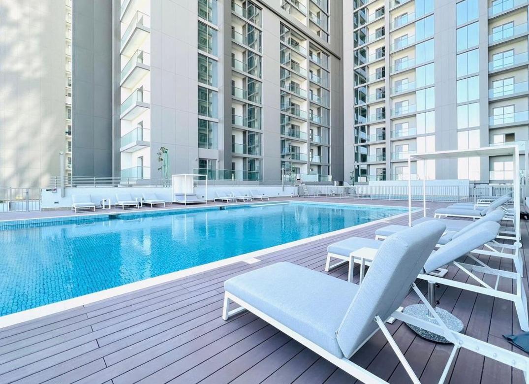 Private Room Of A Residential Tower For 1 Lady Pool & Downtown View & Parking
